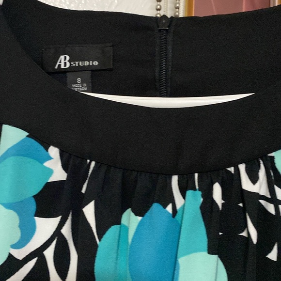 Beautiful Dress with no sleeves - Picture 3 of 7